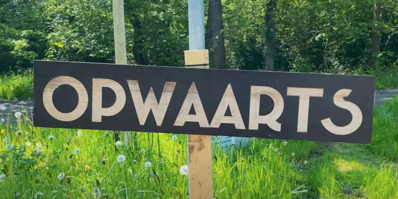 opwaarts logo bordje opwaarts logo bordje